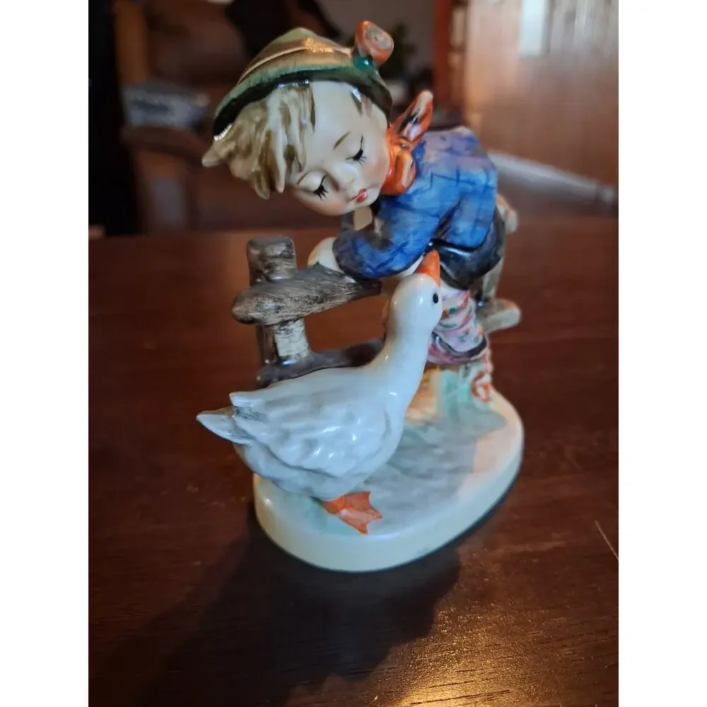 Hummel Goebel Figurine ''BARNYARD HERO #195 2/0 . 4.in